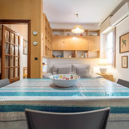 Roth 8 Apartman *